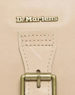 Vertical skuldertaske i Carrara læder in Beige
