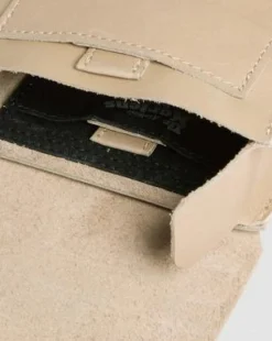 Vertical skuldertaske i Carrara læder in Beige