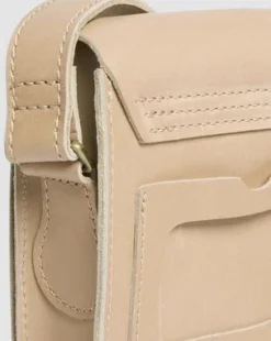 Vertical skuldertaske i Carrara læder in Beige